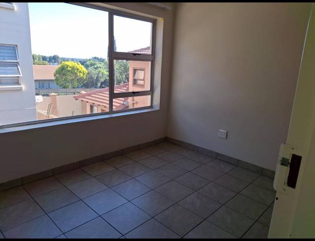 2 BEDROOM TOWNHOUSE FOR SALE IN VANDERBIJLPARK SE 4